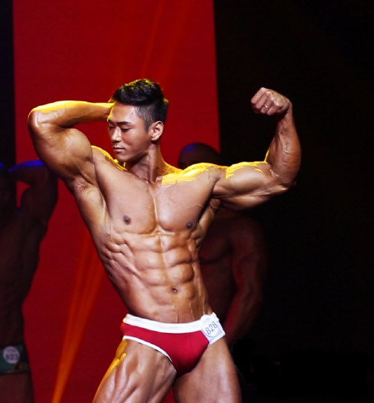 국내의 대표적 머슬모델 선수인 정호중 WBFF프로가 피트니스스타 오픈세미나에서 포징 시범을 선보인다(사진=먼치TV제공)